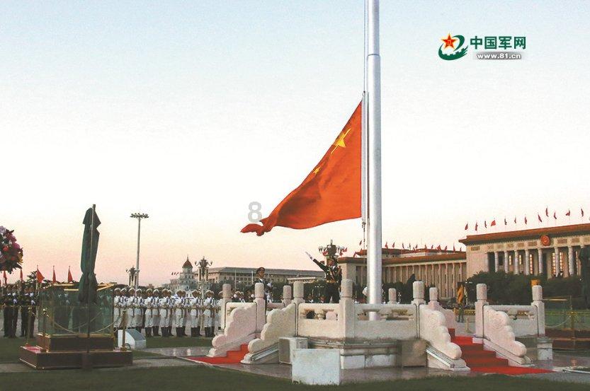 容嬷嬷李明启现身晚会彩排,87岁走路带风,穿200元平价鞋引热议